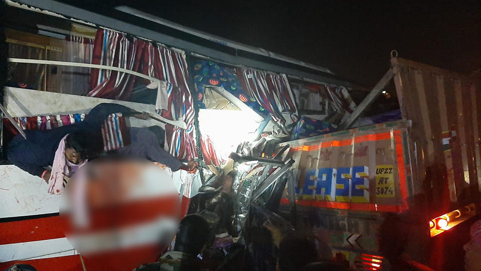 Список погибших в автобусе. 12 Killed after Truck Collided with Passenger Bus in Nigeria.