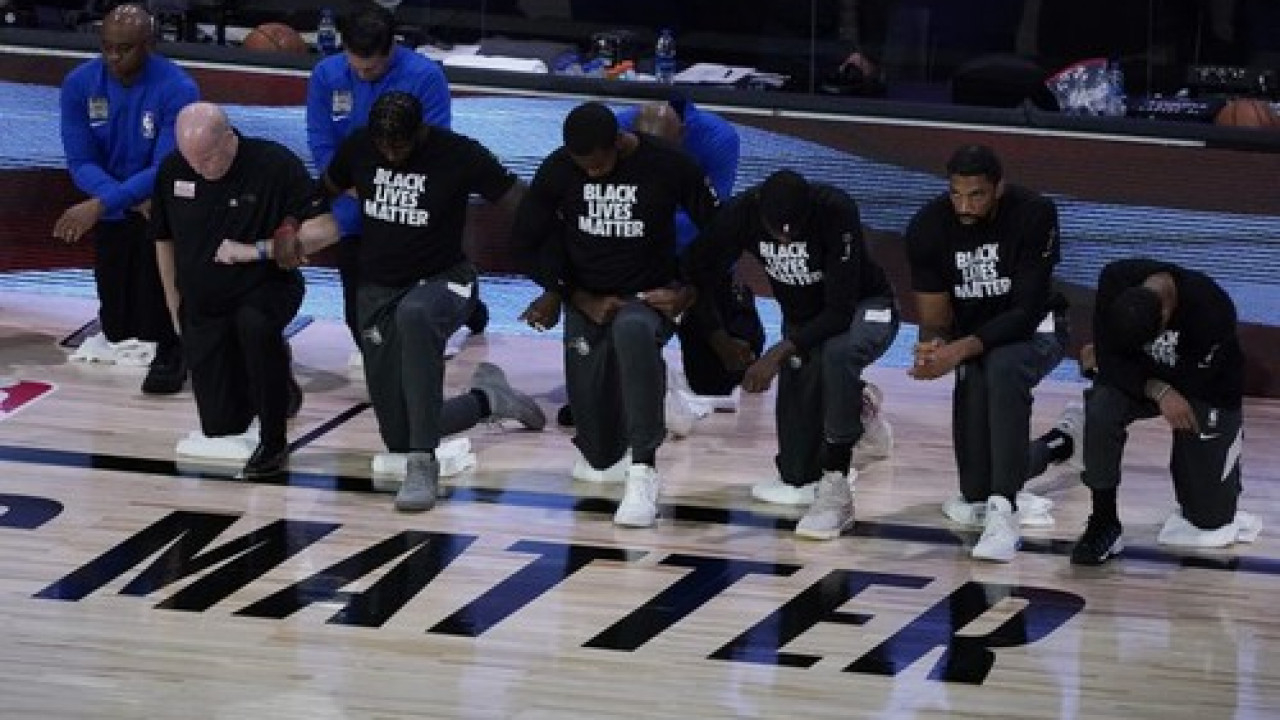 Черные новости игра. 12 Чернокожих из Милуоки. Black Lives matter NBA logo.